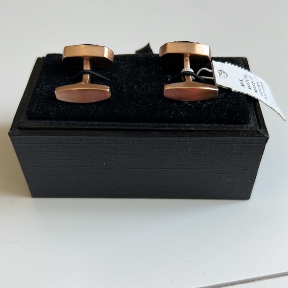 NWT-Kendra Scott Faceted Gold and Onyx Cufflinks